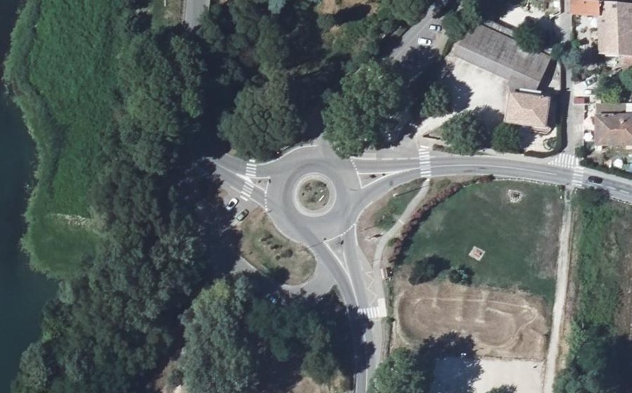 Vue aérienne du Rond-point anonyme n°103242691