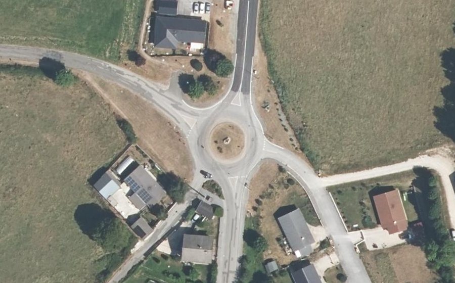 Vue aérienne du Rond-point anonyme n°103258939