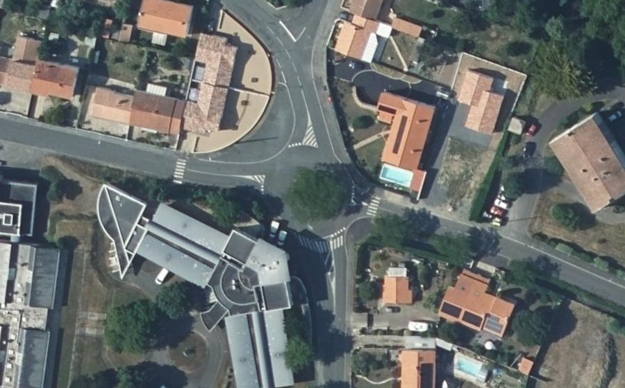 Vue aérienne du Rond-point anonyme n°103271679