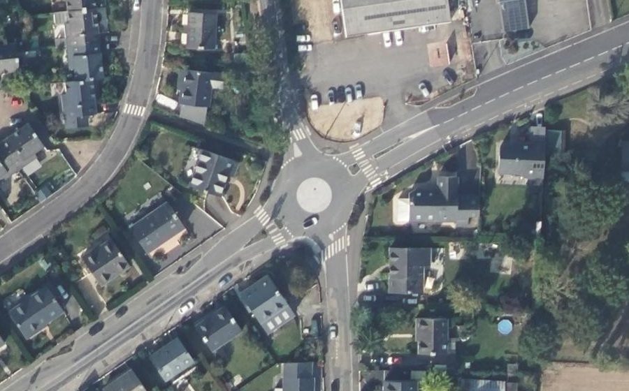 Vue aérienne du Rond-point anonyme n°1032843926