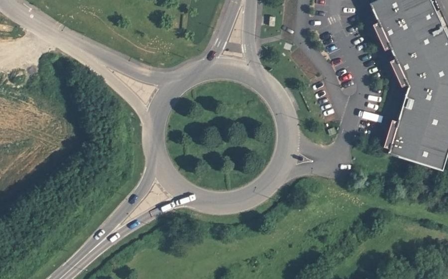 Vue aérienne du Rond-point anonyme n°103342529