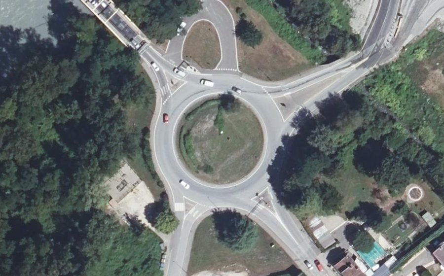 Vue aérienne du Rond-point anonyme n°1033435610