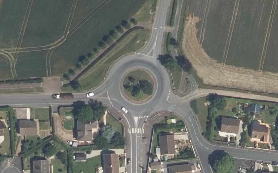 Vue aérienne du Rond-point anonyme n°1033561350