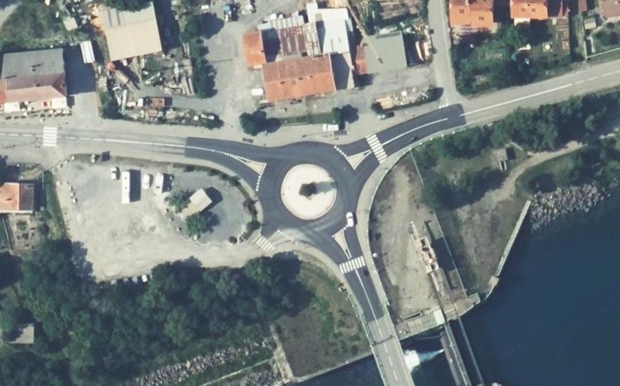 Vue aérienne du Rond-point anonyme n°103363624