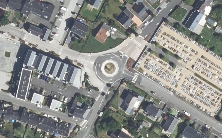 Vue aérienne du Rond-point anonyme n°103377799