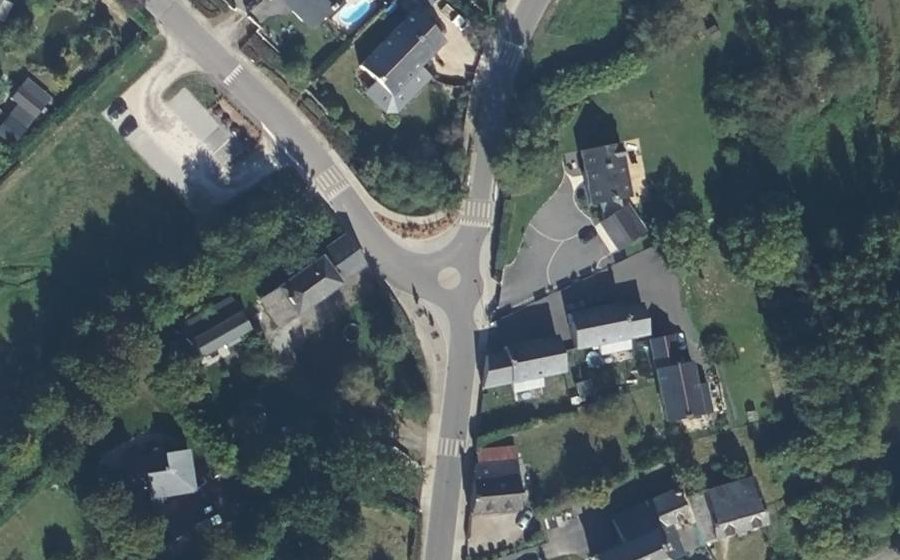 Vue aérienne du Rond-point anonyme n°1033780619