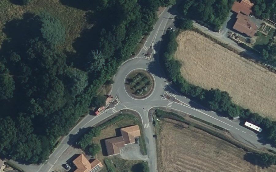 Vue aérienne du Rond-point anonyme n°103379455