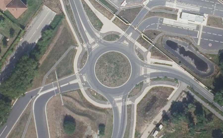 Vue aérienne du Rond-point anonyme n°1033943708