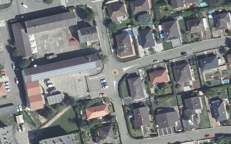 Vue aérienne du Rond-point anonyme n°1033982948