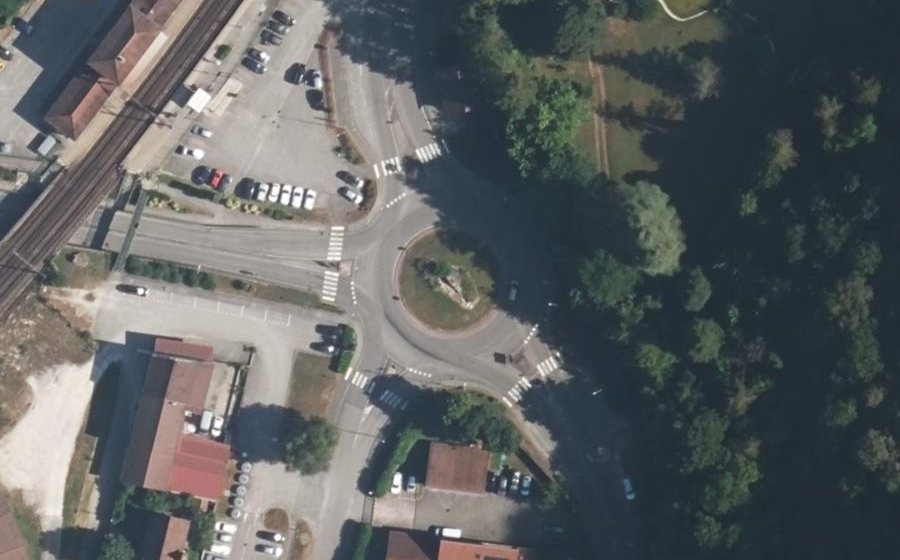 Vue aérienne du Rond-point anonyme n°103406877