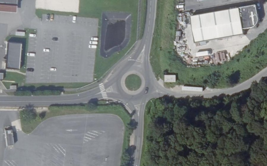 Vue aérienne du Rond-point anonyme n°103422881