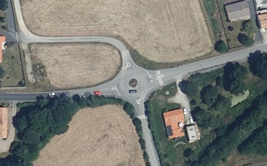 Vue aérienne du Rond-point anonyme n°1034262694