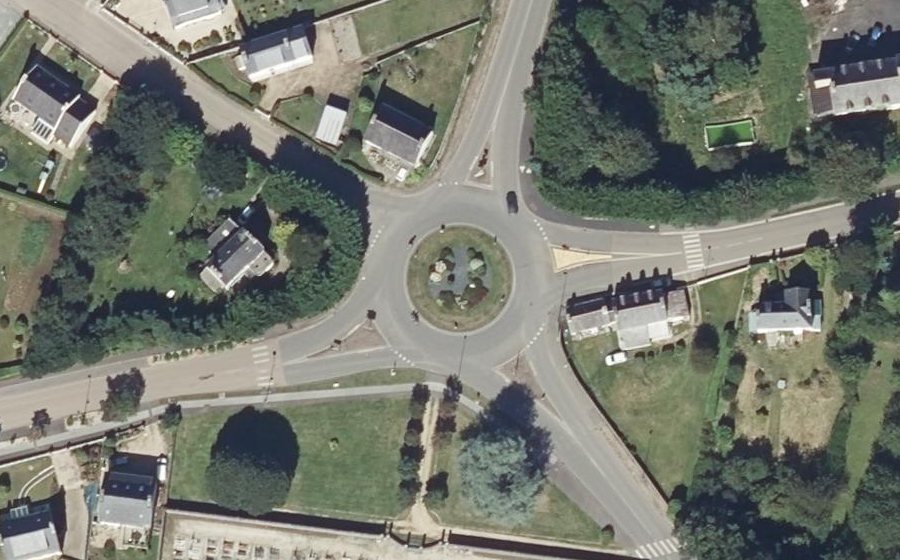 Vue aérienne du Rond-point anonyme n°103430170