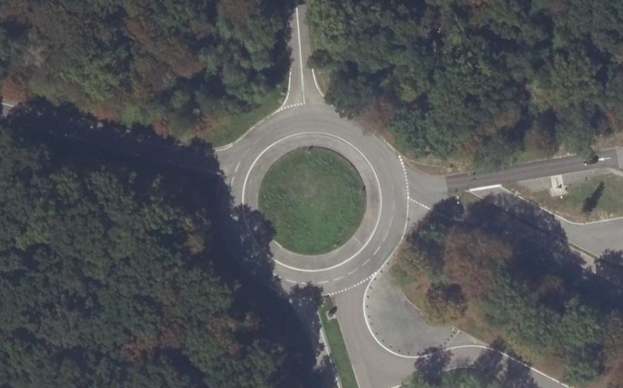 Vue aérienne du Rond-point anonyme n°103438494