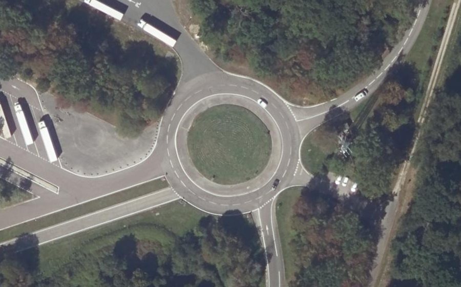Vue aérienne du Rond-point anonyme n°103438503
