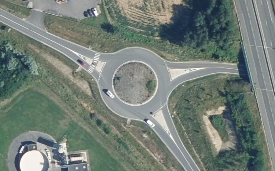 Vue aérienne du Rond-point anonyme n°1034587660