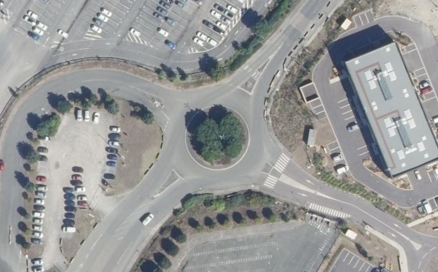 Vue aérienne du Rond-point anonyme n°103460464