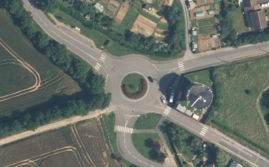 Vue aérienne du Rond-point anonyme n°103474076