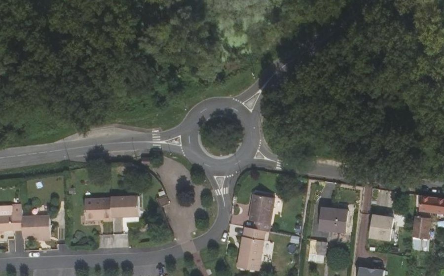 Vue aérienne du Rond-point anonyme n°103477709