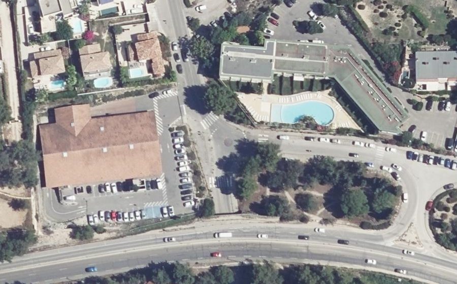 Vue aérienne du Rond-point anonyme n°1035313832