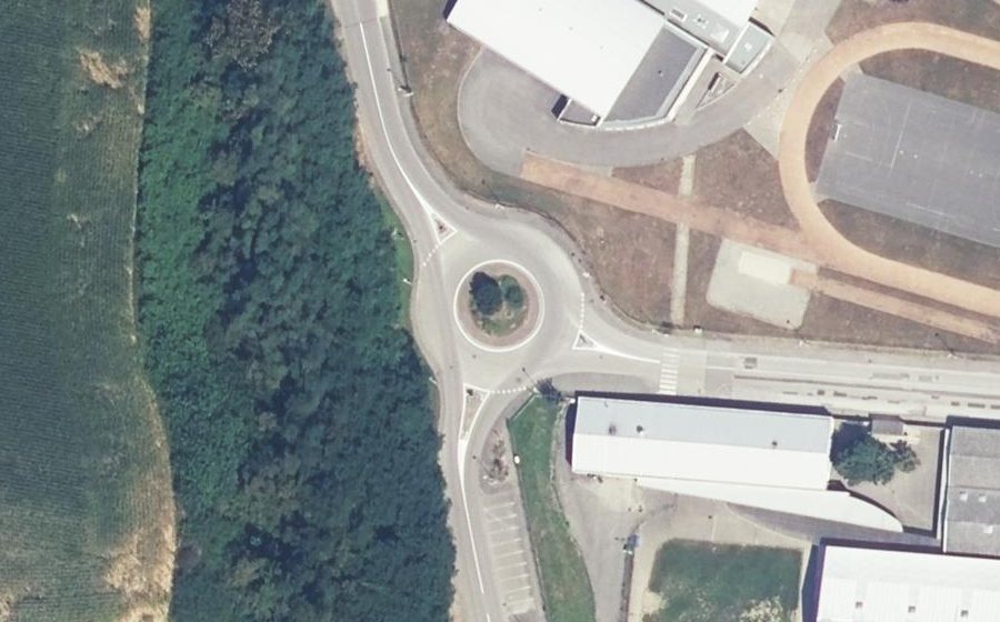 Vue aérienne du Rond-point anonyme n°1035368707