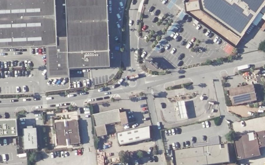 Vue aérienne du Rond-point anonyme n°1035369758