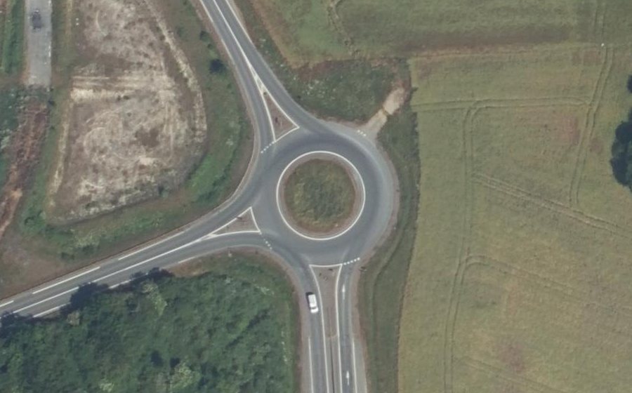 Vue aérienne du Rond-point anonyme n°103561639