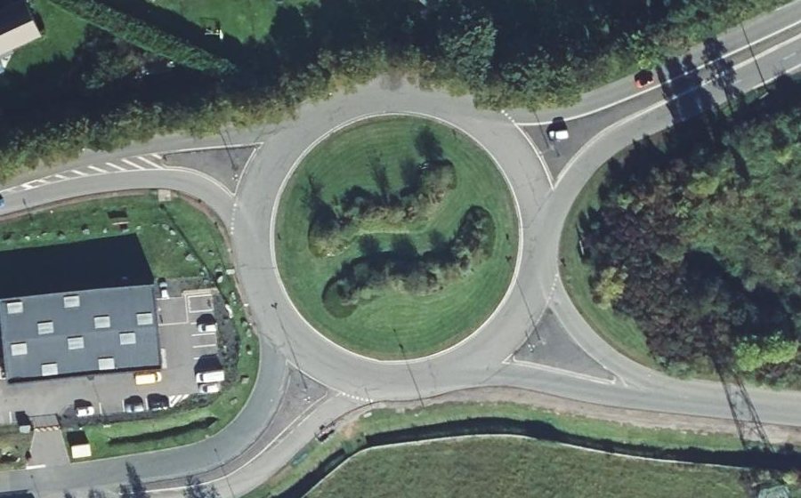 Vue aérienne du Rond-point anonyme n°103565602