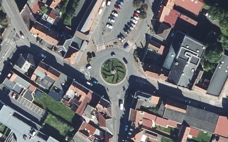 Vue aérienne du Rond-point anonyme n°103565623