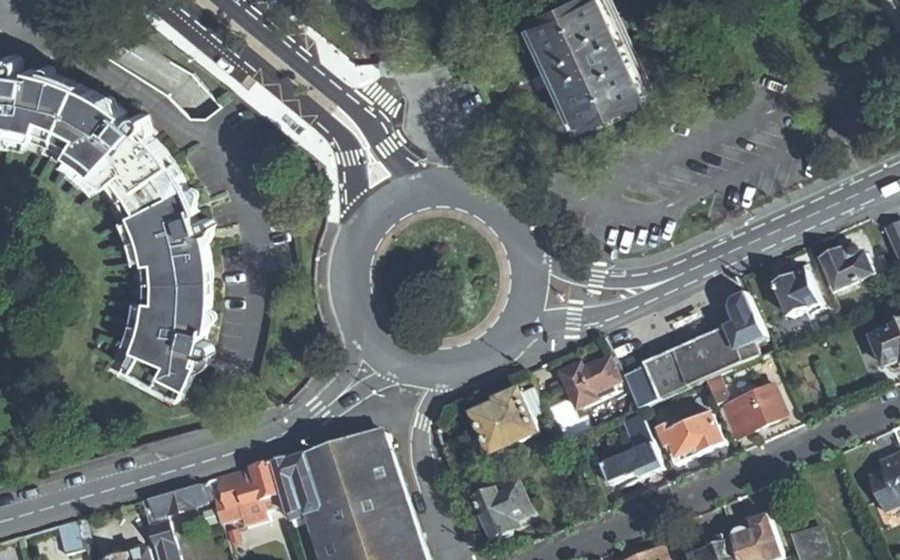 Vue aérienne du Rond-point anonyme n°103568535