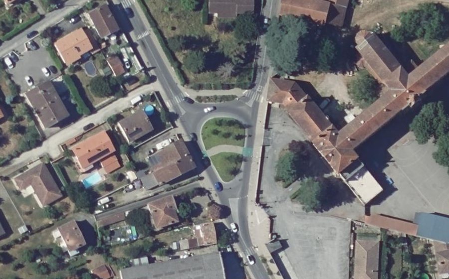 Vue aérienne du Rond-point anonyme n°1035935294