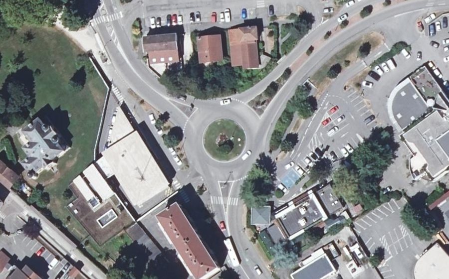 Vue aérienne du Rond-point anonyme n°1036069366