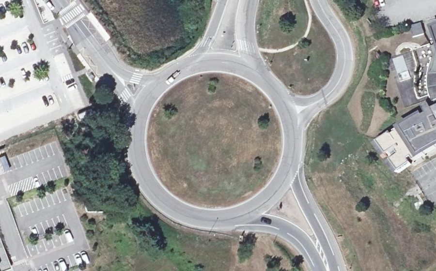 Vue aérienne du Rond-point anonyme n°1036074951