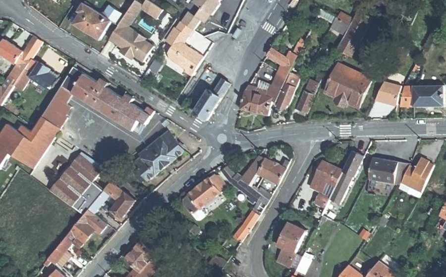 Vue aérienne du Rond-point anonyme n°1036256200