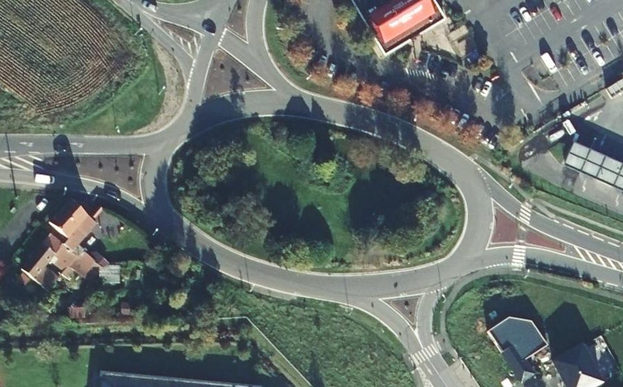 Vue aérienne du Rond-point anonyme n°1036390509