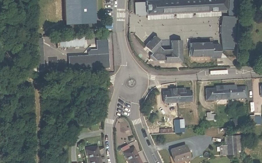 Vue aérienne du Rond-point anonyme n°103643573