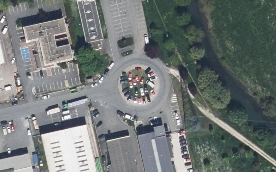 Vue aérienne du Rond-point anonyme n°103691394
