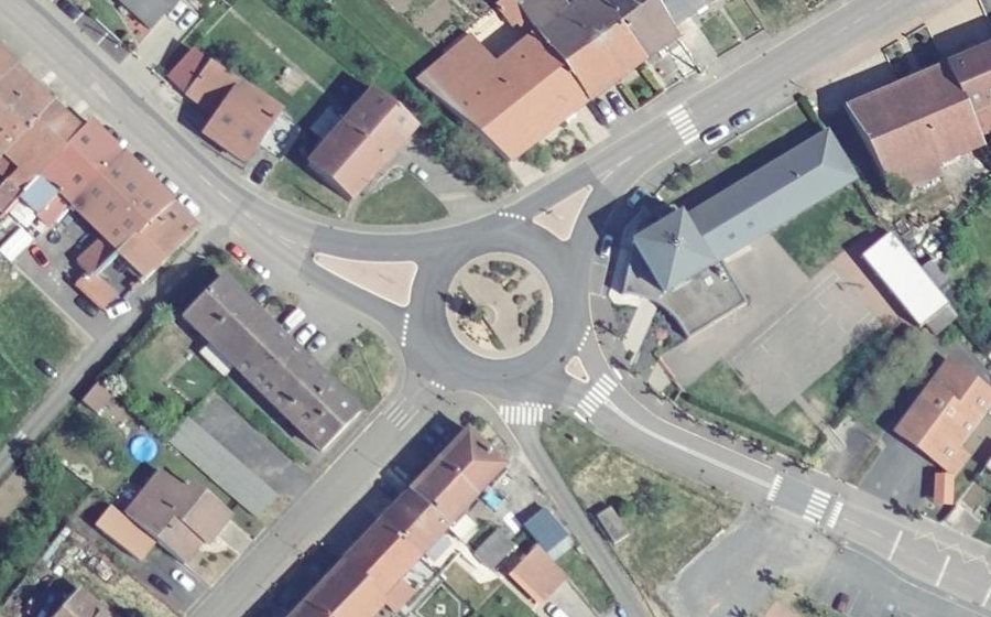 Vue aérienne du Rond-point anonyme n°103703394