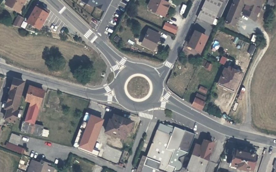 Vue aérienne du Rond-point anonyme n°1037108063