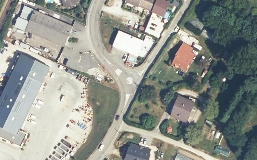Vue aérienne du Rond-point anonyme n°1037392114