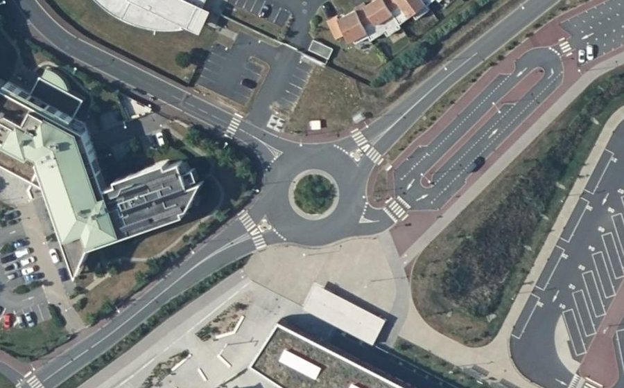 Vue aérienne du Rond-point anonyme n°1037511894