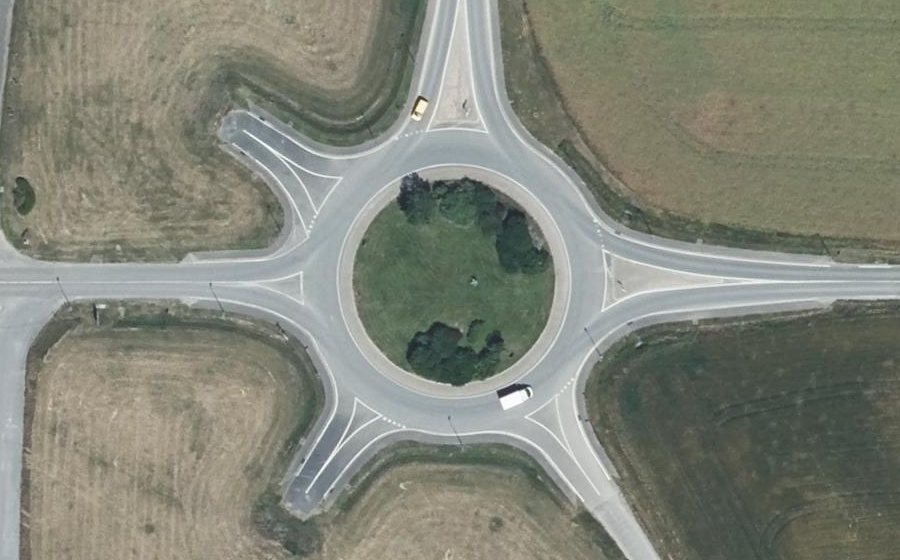 Vue aérienne du Rond-point anonyme n°103764150