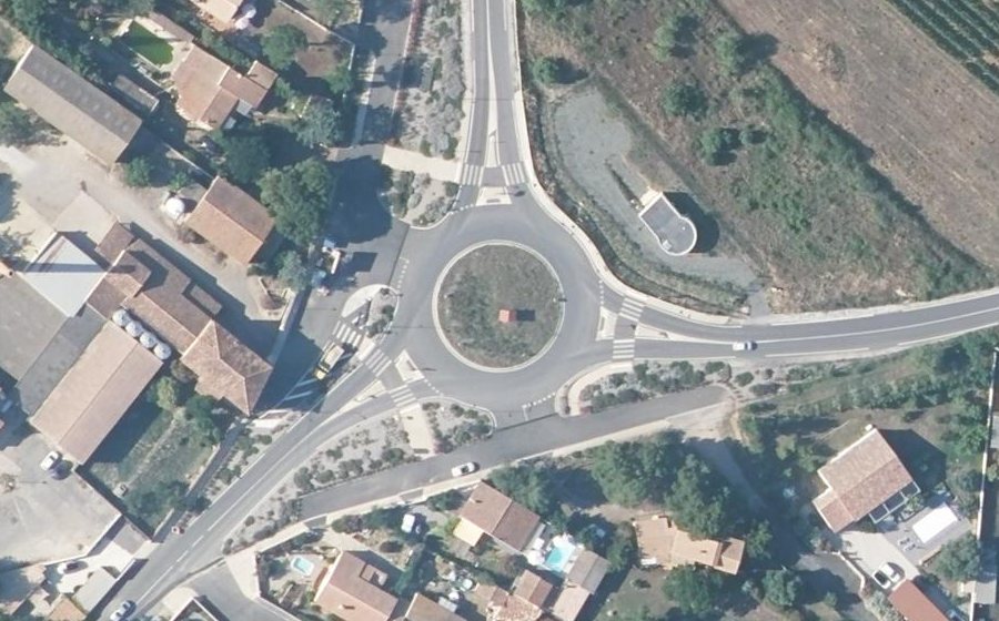 Vue aérienne du Rond-point anonyme n°1037694541