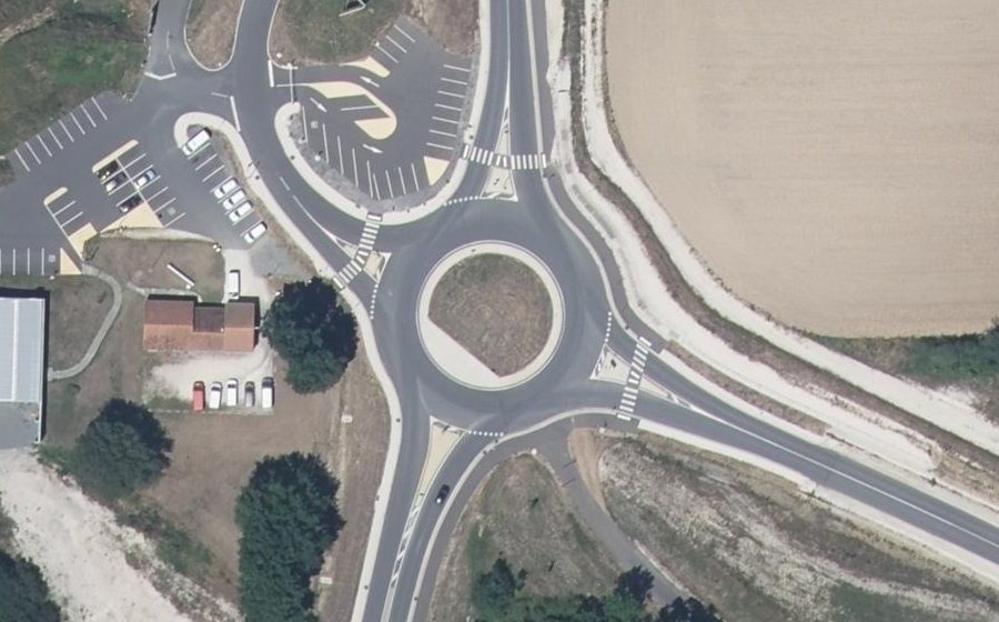 Vue aérienne du Rond-point anonyme n°1037832829