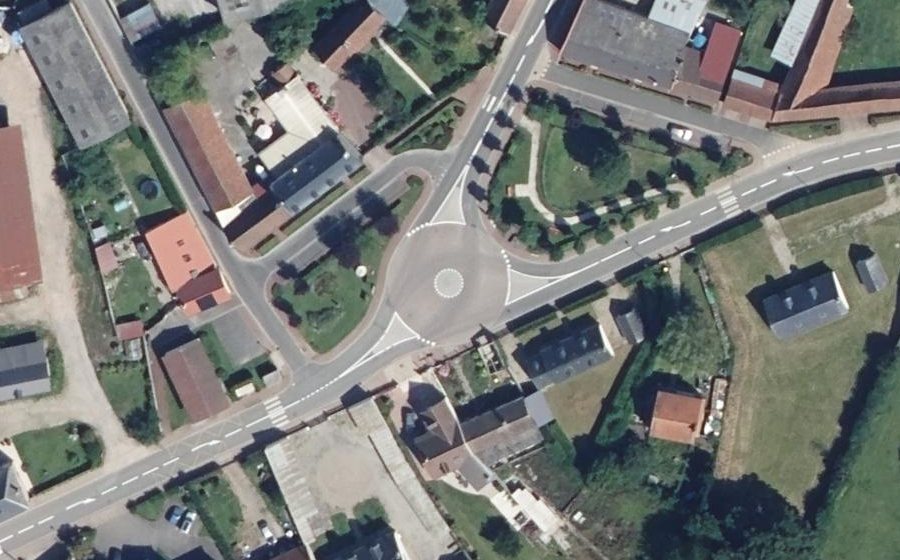 Vue aérienne du Rond-point anonyme n°103834952