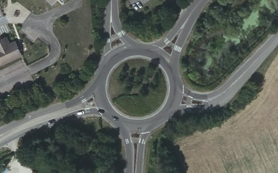 Vue aérienne du Rond-point anonyme n°103838493