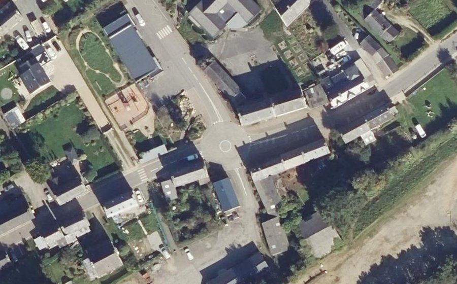 Vue aérienne du Rond-point anonyme n°103866922