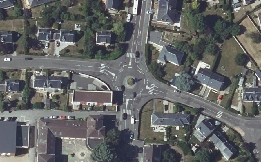 Vue aérienne du Rond-point anonyme n°1038710615