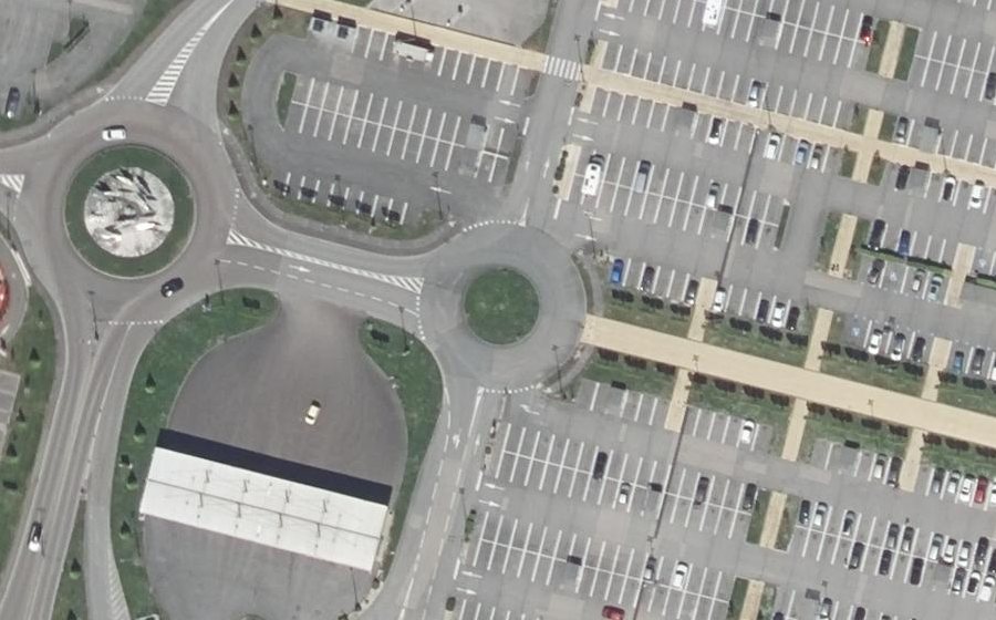 Vue aérienne du Rond-point anonyme n°103925804