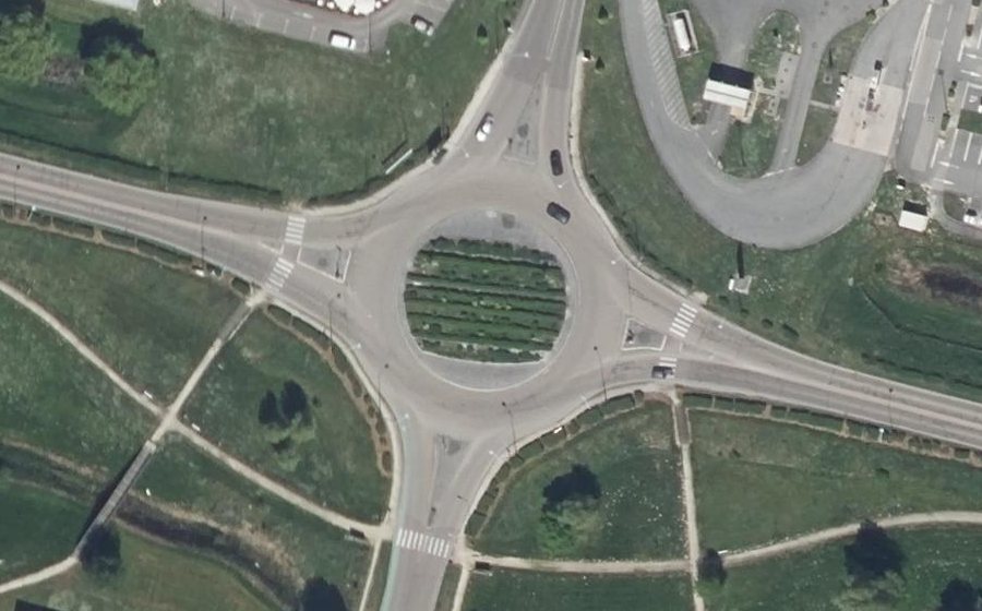 Vue aérienne du Rond-point anonyme n°103925823